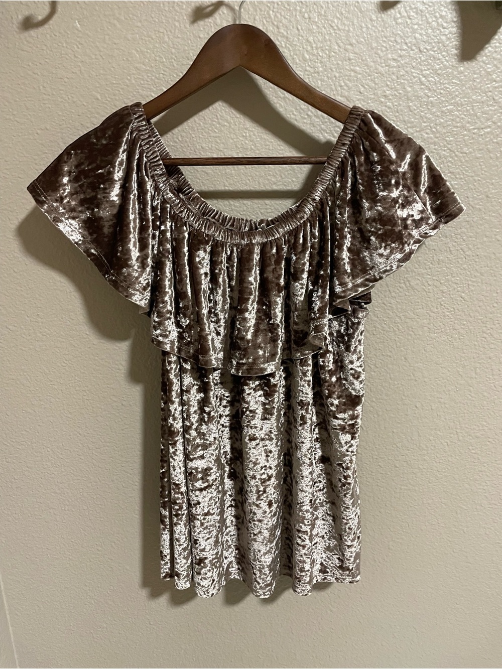 Entro Velvet Off-Shoulder Ruffle Women’s Top in Taupe